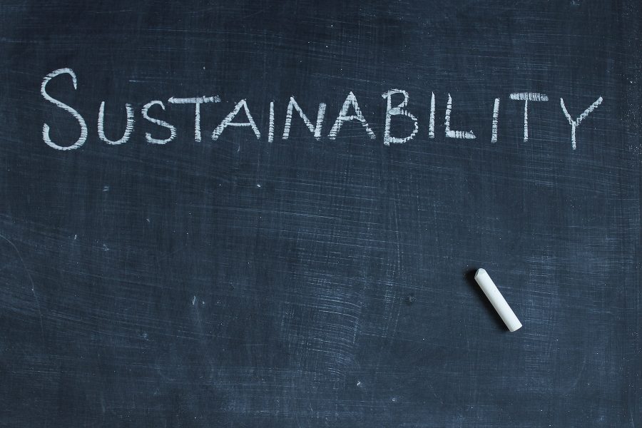 Siyah tahtaya tebeşirle ile yazılmış "Sustainability" yazısı
