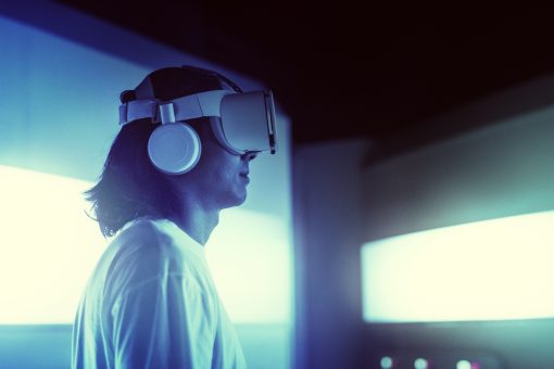 Sanal Gerçeklik mi, Gerçek Sanallık mı? XR Teknolojilerle Deneyim Çağı Başlıyor man wearing vr headset in operational base 2025 02 10 09 58 35 utc